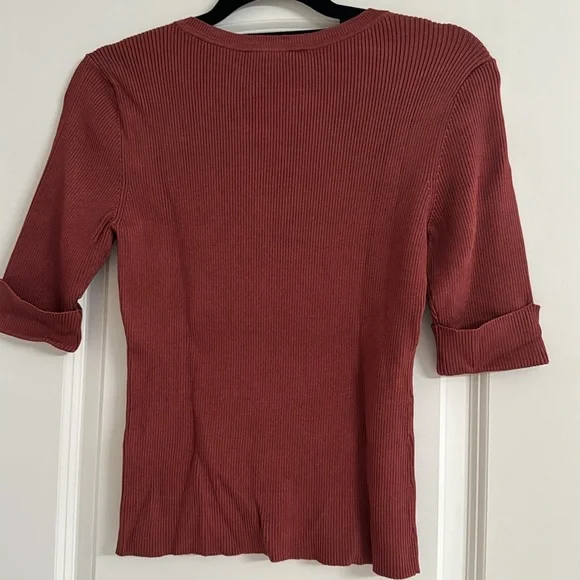 Like new lightweight sweater. - Picture 5 of 7